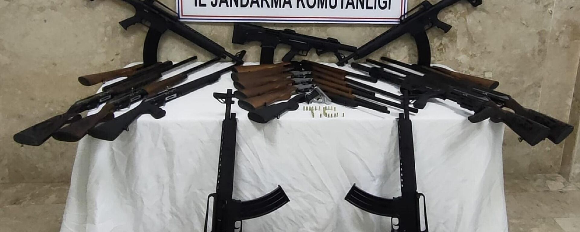 Konya'nın Beyşehir ilçesinde bir silah imalathanesinde usulsüz üretildiği iddia edilen 19 av tüfeğine el konuldu. - Sputnik Türkiye, 1920, 03.01.2022