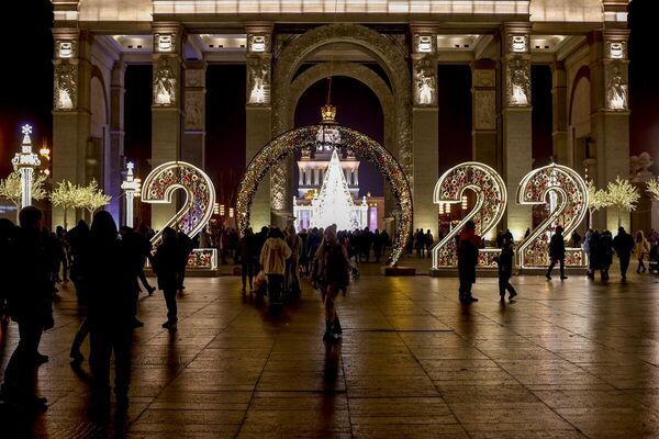 Yılbaşı ve Noel kutlamaları nedeniyle 31 Aralık-9 Aralık tarihlerinin resmi tatil ilan edildiği Rusya&#x27;da, tatil boyunca eğlence organizasyonları ve kültür-sanat etkinlikleri düzenlenmeye devam edecek. - Sputnik Türkiye