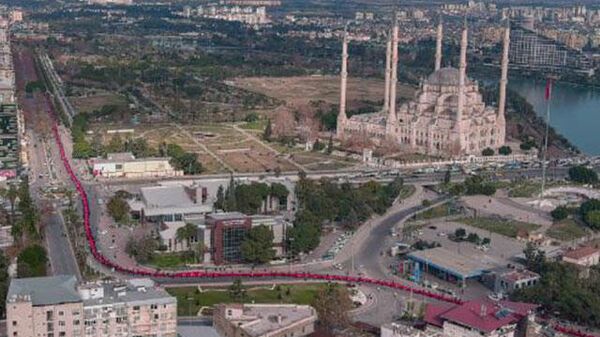 Adana’da 3 bin 628 metrelik bayrak açıldı: Vali Elban 'rekor' dedi - Sputnik Türkiye