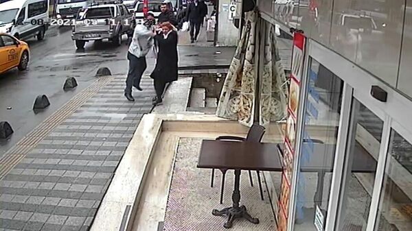 Karısına yumruk atarak merdivenden yuvarladı - Sputnik Türkiye