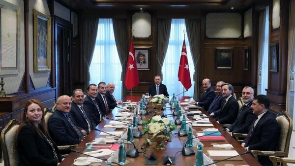Cumhurbaşkanı Erdoğan, Çalışma ve Sosyal Güvenlik Bakanı Bilgin ile Hak-İş Genel Başkanı Mahmut Arslan başkanlığındaki heyeti kabul etti. - Sputnik Türkiye