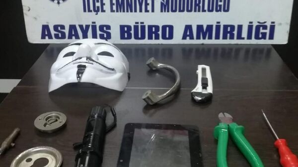 İzmir'in Ödemiş ilçesinde, tanınmamak için sinema filmi karakteri V for Vendetta maskesi takan 3 kişi, hırsızlık yapmak için girdikleri evde polis ekipleri tarafından suçüstü yakalandı. Adliyeye sevk edilen şüpheliler tutuklandı.
 - Sputnik Türkiye
