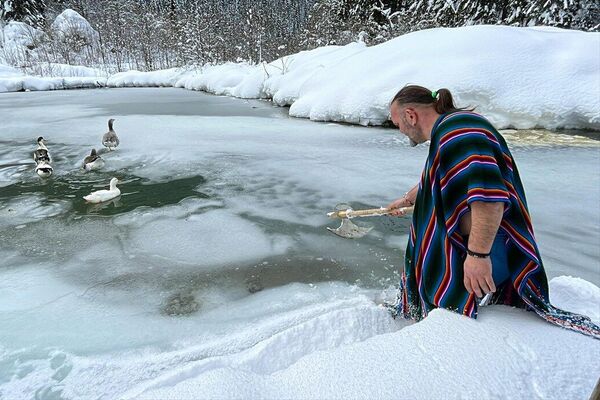 'Kaçkarlı Viking' baltasıyla buz kırıyor, donmuş gölde yüzüyor - Sputnik Türkiye
