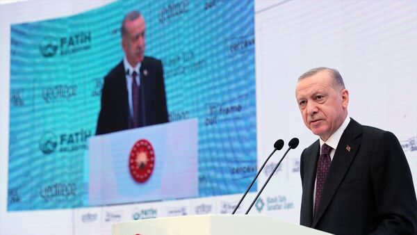 Türkiye Cumhurbaşkanı Recep Tayyip Erdoğan, Çerçeve İçi-Çerçeve Dışı temasıyla Süleymaniye Camisi avlusunda düzenlenen 2. Yeditepe Bienali'nin açılışına katılarak konuşma yaptı. - Sputnik Türkiye