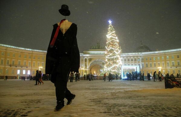 Rusya&#x27;nın St. Petersburg kentinde kurulan yeni yıl ağacının çevresinde çeşitli etkinlikler düzenlendi. - Sputnik Türkiye
