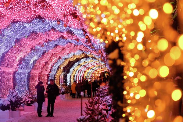 Rusya&#x27;nın başkenti Moskova&#x27;da sokaklar Noel süslemeleriyle donatıldı. - Sputnik Türkiye