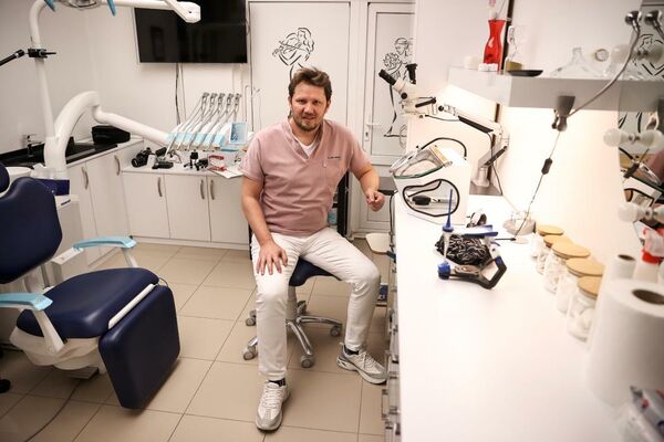 Diş hekimi kliniğinin yanında stüdyo kurdu: Türk motifli giysileriyle Elvis Presley şarkıları söylüyor - Sputnik Türkiye