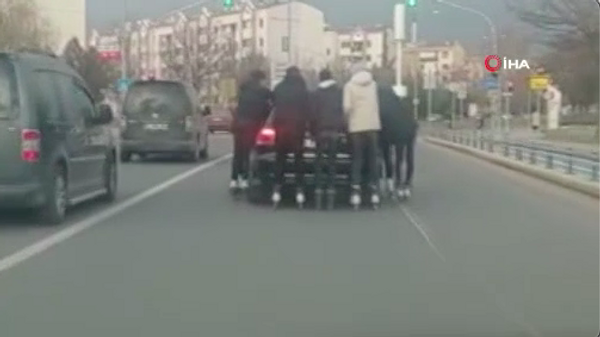 Başkent’te patenli gençler, otomobilin arkasına tutunarak trafikte ilerledi - Sputnik Türkiye