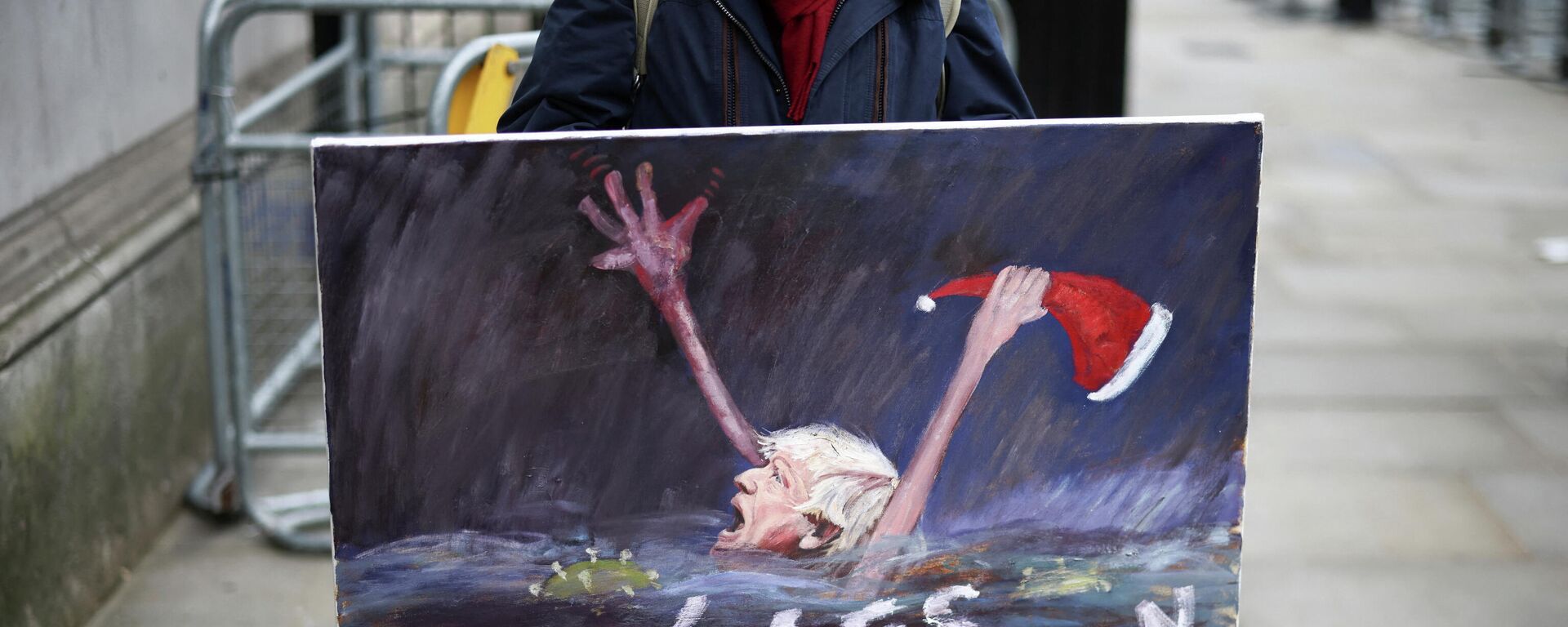 Britanya'nın başkenti Londra'da, Downing Sokağı 10 Numara'daki başbakanlık konutu önünde Başbakan Boris Johnson'ı kendi yalanları ve yolsuzlukları içinde boğulurken tasvir eden tabloyla protesto eden bir sanatçı - Sputnik Türkiye, 1920, 11.01.2022