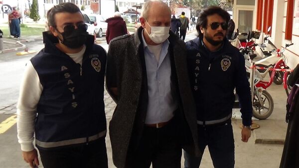 Kütahya'da, 'Fatura Ödeme Merkezi' çatısı altında dolandırıcılık suçundan hakkında 333 yıl 8 ay kesinleşmiş hapis cezası bulunan firari hükümlü, sağlık raporuna getirildiği hastane girişinde, 'Adalet istiyorum' diye seslenişte bulundu. - Sputnik Türkiye