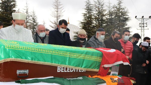 Ahmet Çalık, Ankara'da kılınan cenaze namazının ardından toprağa verildi. - Sputnik Türkiye