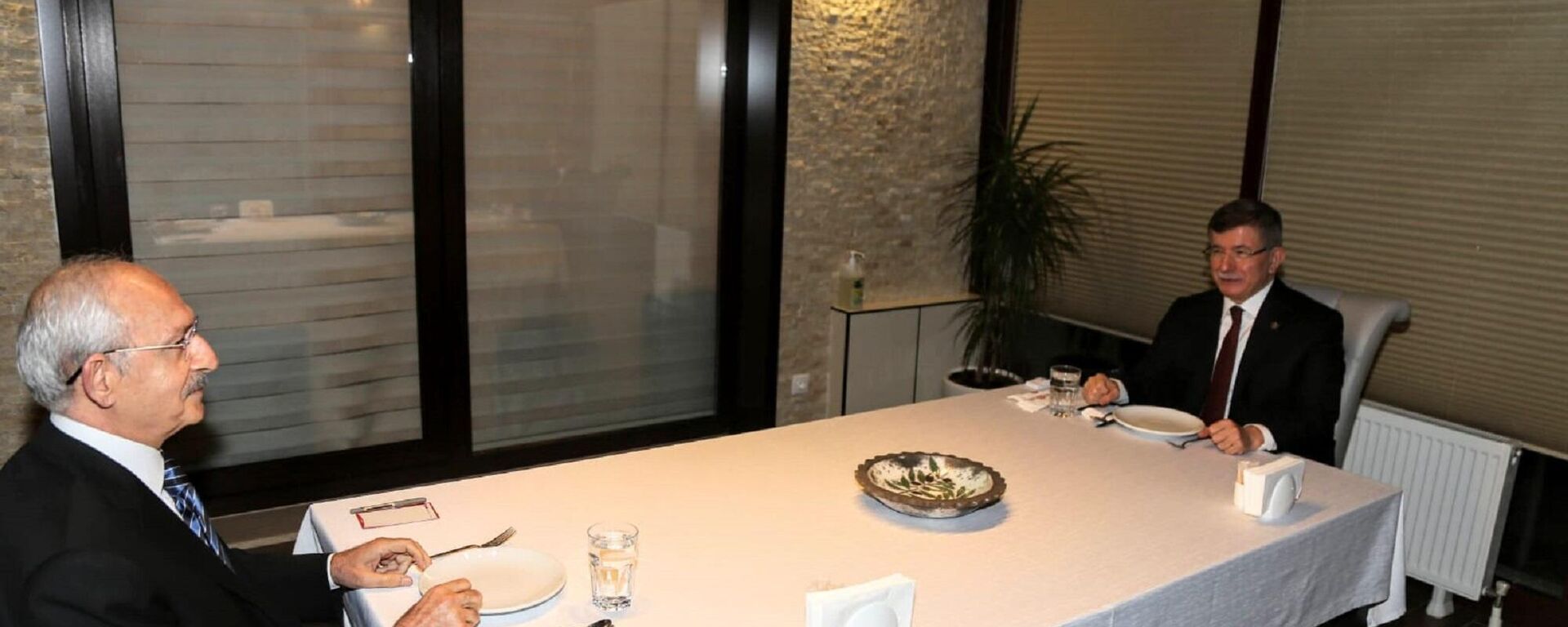 Gelecek Partisi Genel Başkanı Ahmet Davutoğlu ile Cumhuriyet Halk Partisi (CHP) Genel Başkanı Kemal Kılıçdaroğlu, akşam yemeğinde bir araya geldi. - Sputnik Türkiye, 1920, 11.01.2022