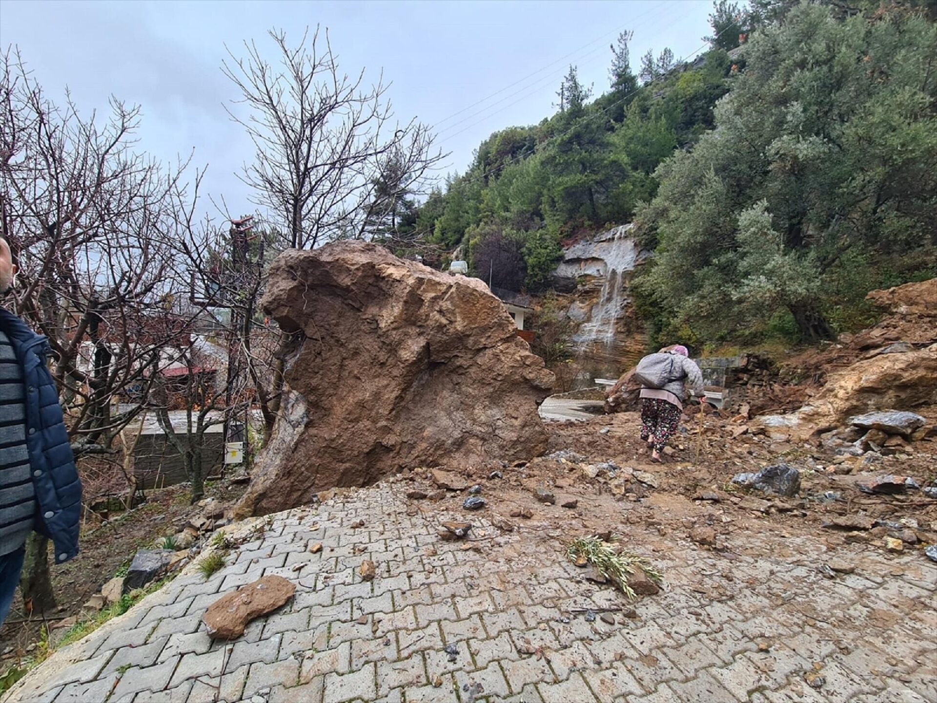 Antalya'nın Alanya ilçesinde aşırı yağışın neden olduğu heyelanda düşen kaya parçaları üç katlı betonarme binayı yıktı. Kaya parçaları ile tamamen yıkılan ev mahalle yolunu da kapattı.
 - Sputnik Türkiye, 1920, 12.01.2022