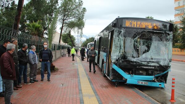 Antalya'da 9 araca çarpan otobüs kaldırıma çıktı: 5 yaralı - Sputnik Türkiye