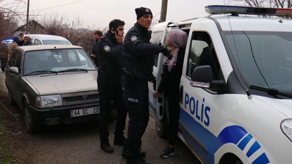 Malatya'da bir erkek, sokakta takibe alarak taciz ettiği kadın tarafından bıçaklandı - Sputnik Türkiye