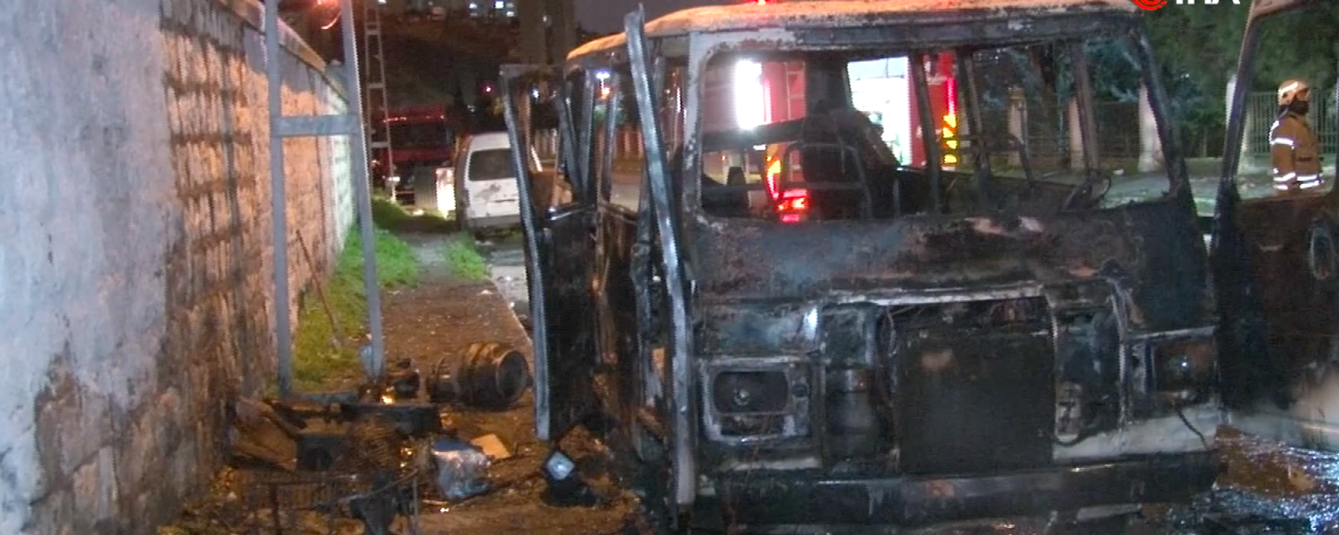 Kağıthane’de bir kadının köfte sattığı minibüs yandı - Sputnik Türkiye, 1920, 13.01.2022
