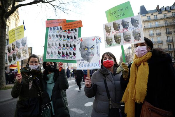 Ülke genelinde düzenlenen gösterilere öğretmenler ve bakanlık personelleri katılırken, Paris&#x27;teki eylemde aralarında cumhurbaşkanı adayları Paris Belediye Başkanı Anne Hidalgo, aşırı solcu Boyun Eğmeyen Fransa Hareketin lideri Jean-Luc Melenchon ve Yeşiller Partisinin Başkanı Yannick Jadot&#x27;un bulunduğu birçok siyasetçi yer aldı. - Sputnik Türkiye