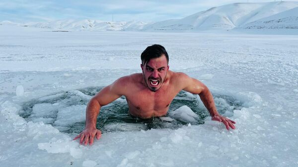  'Deli mi ne?', Fester Abdü, Van'da buz tutmuş göl - Sputnik Türkiye