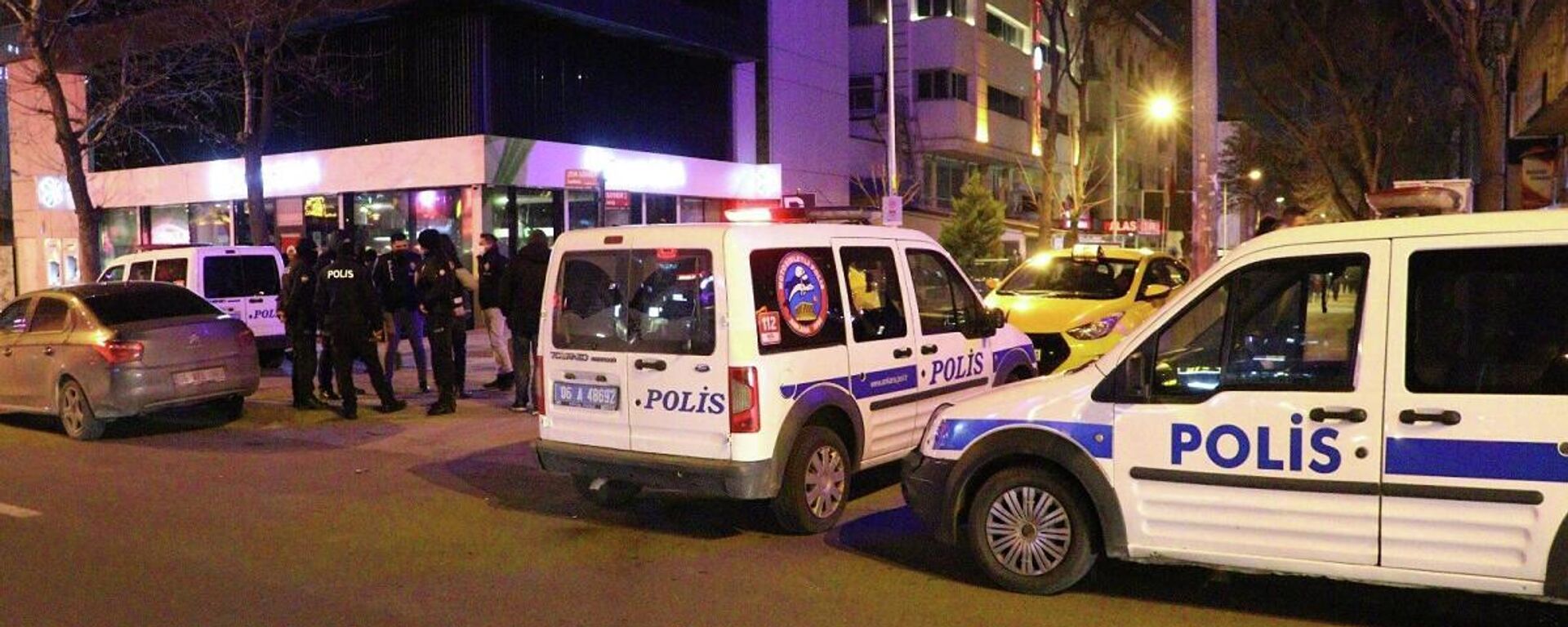 Ankara’da 50 ekipten oluşan 300 polisin katılımıyla gerçekleşen asayiş uygulamasında, eğlence mekanlarına, kafelere, iş yerlerine ve ara sokaklara denetim gerçekleştirildi. - Sputnik Türkiye, 1920, 15.01.2022