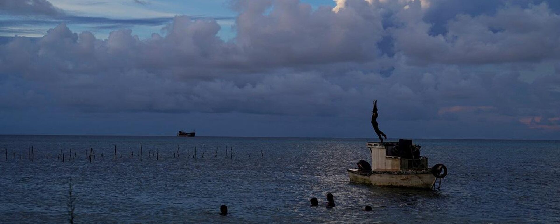 Tonga'nın Hunga Ha'apai Adası'nda bulunan yanardağda patlama - Sputnik Türkiye, 1920, 15.01.2022