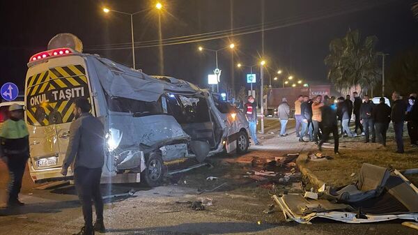 Mardin'de meydana gelen zincirleme trafik kazasında 9'u işçi 11 kişi yaralandı. - Sputnik Türkiye