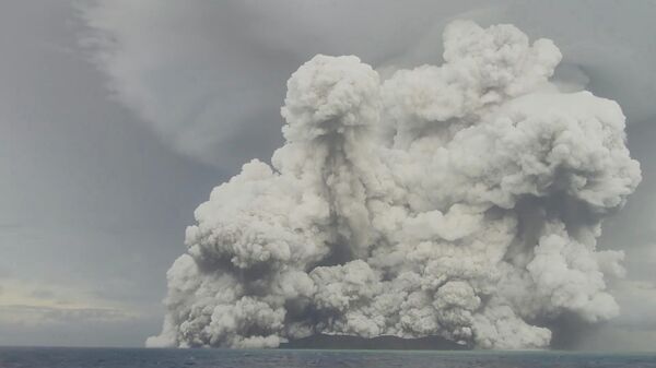 Okyanusya'nın 169 adadan oluşan takımada ülkesi Tonga'da denizaltındaki yanardağ patlamasından çıkan kül ve duman bulutları - Sputnik Türkiye