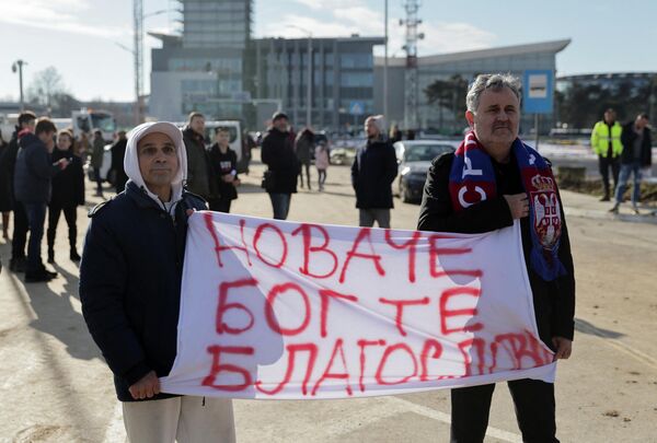 Destekçileri, dünyaca ünlü tenisçiyi Belgrad Havaalanı&#x27;nda Sırbistan bayraklarıyla karşıladı. - Sputnik Türkiye