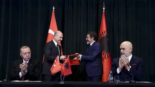Cumhurbaşkanı Recep Tayyip Erdoğan ve Arnavutluk Başbakanı Edi Rama huzurunda, ortak basın toplantısı öncesinde iki ülke arasında anlaşmalar imzalandı. - Sputnik Türkiye