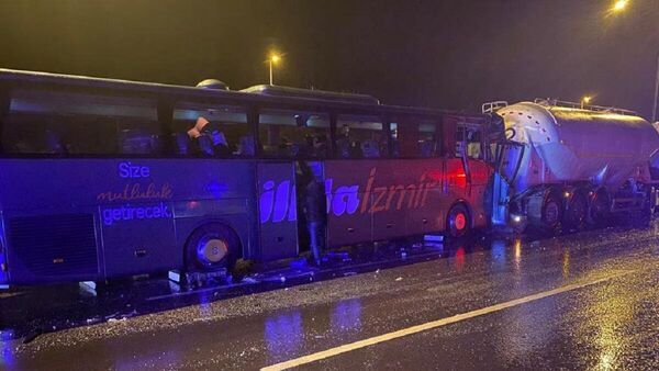 Mersin Tarsus'ta 4 aracın karıştığı zincirleme trafik kazasında 14 kişi yaralandı. - Sputnik Türkiye