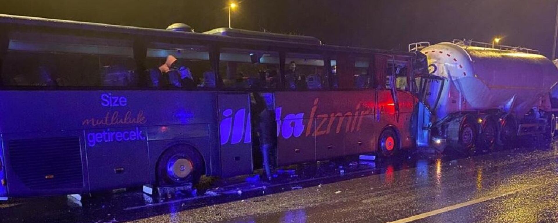 Mersin Tarsus'ta 4 aracın karıştığı zincirleme trafik kazasında 14 kişi yaralandı. - Sputnik Türkiye, 1920, 19.01.2022