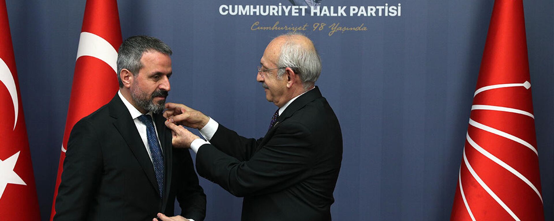 Kılıçdaroğlu, AK Parti'den CHP'ye katılan 20 kişinin rozetini taktı - Sputnik Türkiye, 1920, 19.01.2022