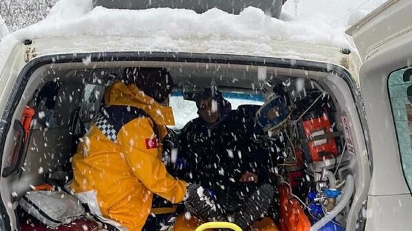 Sinop’un Ayancık ilçesinde yolu kapalı köyde rahatsızlanan yaşlı kadının yardımına kar paletli ambulans yetişti. - Sputnik Türkiye