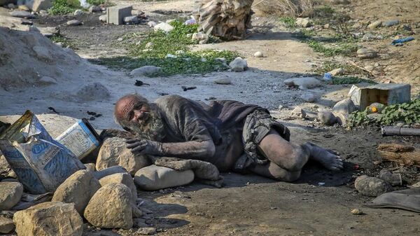 İran medyasında yer alan haberlere göre, 67 yıldır yıkanmayan ve yol kenarındaki hayvan ölüleriyle beslenen 87 yaşındaki bir adamın sağlıklı olduğu ortaya çıktı. - Sputnik Türkiye
