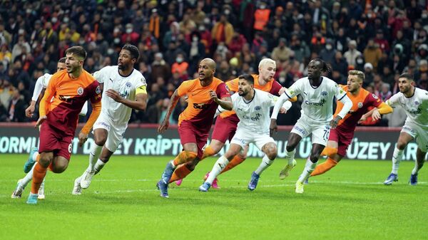 Spor Toto Süper Lig'in 22. haftasında Galatasaray, sahasında karşılaştığı Kasımpaşa'ya 3-1'lik skorla mağlup oldu. Bu sonuçla sarı-kırmızılılar üst üste üçüncü yenilgisini aldı. - Sputnik Türkiye