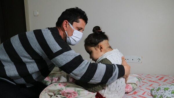 Adana’da 3 ay önce ortaya çıkan beyin sapı tümörü nedeniyle yatağa bağımlı hale gelen 6 yaşındaki Esila Mina’nın babası kızının iyileşmesi için çabalıyor. - Sputnik Türkiye