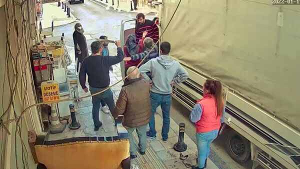 Koltuk döşemecisi ile nakliyeci arasında testere ve sopalı kavga - Sputnik Türkiye