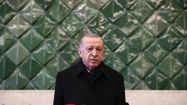 Türkiye Cumhurbaşkanı Recep Tayyip Erdoğan, Üsküdar'daki Büyük Çamlıca Camisi'nde cuma namazını kıldıktan sonra cami içerisinde yapımı devam eden İslam Medeniyetleri Müzesi'ni gezdi. Erdoğan, ziyaretinin ardından gazetecilerin gündeme ilişkin sorularını yanıtladı. - Sputnik Türkiye