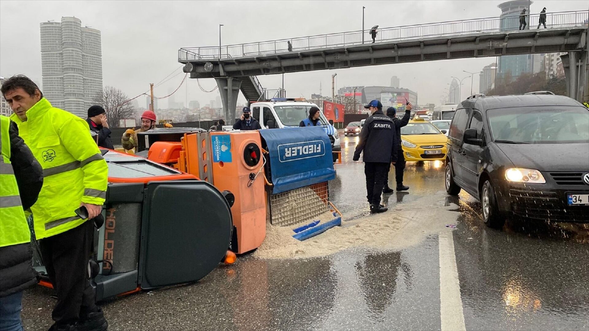 Kadıköy'de D-100 kara yolunda çalışma yapan İstanbul Büyükşehir Belediyesine (İBB) ait kar küreme ve tuzlama aracı yan yattı, sürücü hafif yaralandı.
 - Sputnik Türkiye, 1920, 21.01.2022