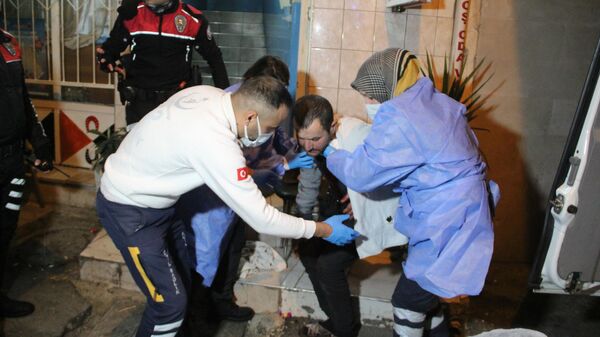 Antalya'da pansiyonda banyo sırası yüzünden çıkan kavgada bir kişi boğazından bıçakla yaralandı - Sputnik Türkiye