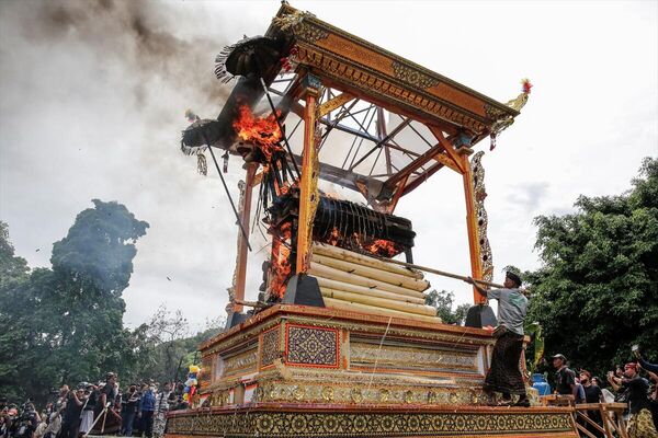 Bali'de Hindu geleneklerine göre ölü yakma töreni  - Sputnik Türkiye
