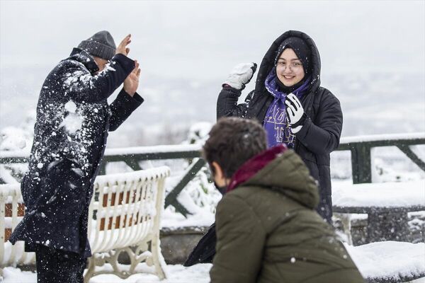 Eğlenceli anlara sahne olan İstanbul&#x27;da kar yağışının 4-5 gün sürmesi bekleniyor. - Sputnik Türkiye