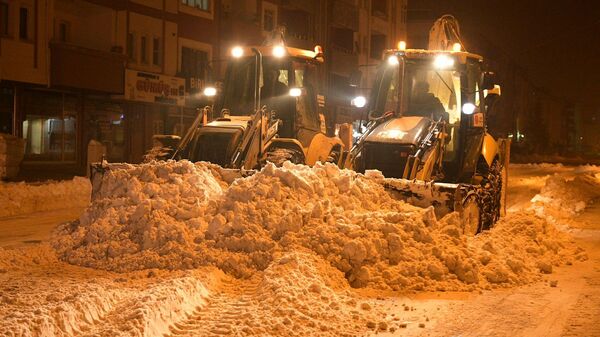  Elbistan ilçesinde belediye ekiplerinin yollar ve kaldırımlardan temizlediği karlar, kamyonlarla Ceyhan Nehri'ne taşınıyor - Sputnik Türkiye