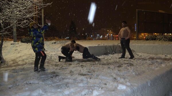 Kırıkkale’de 3 kişi kar üstünde yarı çıplak güreşti - Sputnik Türkiye