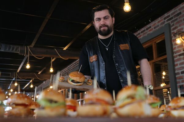 Araştırmalarına göre dünyanın en küçük hamburgerlerini hazırladığını aktaran Baytar Steakhouse işletmesi sahibi Enes Baytar, lezzetinden taviz vermedikleri ve boyutu 1 TL olan hamburgeri 1 liradan satışa sunacaklarını aktardı.Küçük hamburgerlerden 100 adet yiyebileni ise ödül bekliyor. - Sputnik Türkiye