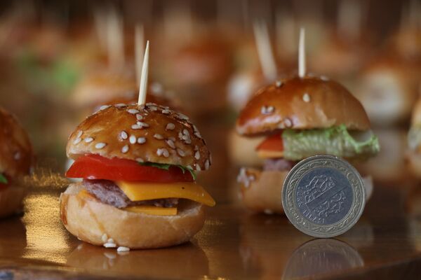 Küçük hamburgerlerden 100 adet yiyene ödül vereceklerini aktaran Enes Baytar, “Gelen müşterilerimiz 1 hamburger ile doyuyordu ama şu anda bu yaptığımız küçük hamburgerlerden 20 taneye kadar yiyebilir. Onun için biz daha da iddialı olsun diye bu hamburgerlerden yaklaşık 100 tane yiyene de bir ödülümüz var. Onun için müşterilerimizi buraya bekliyoruz” şeklinde konuştu. - Sputnik Türkiye