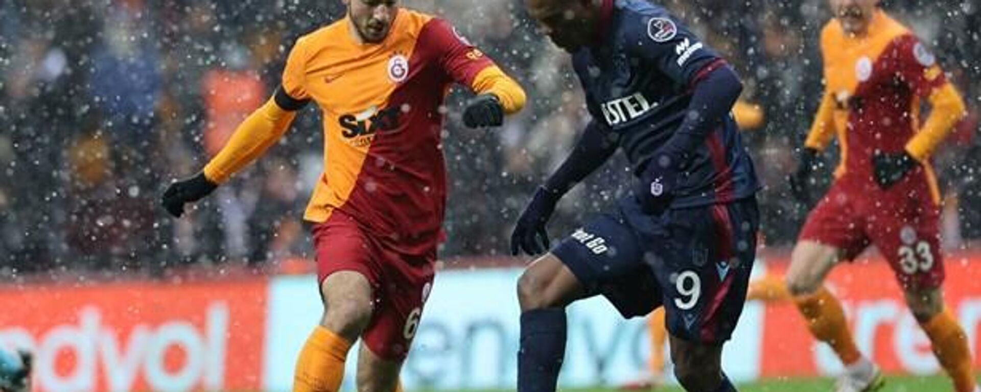 Spor Toto Süper Lig’in 23. hafta mücadelesinde Galatasaray, lider Trabzonspor’u konuk etti. Sar-kırmızılı ekip ilk yarıyı Cicaldau'nun penaltıdan attığı golle önde tamamlasa da 84'te Bakasetas, 90'da da Visca'nın golleri lider Trabzonspor'a 3 puanı getirdi. - Sputnik Türkiye, 1920, 23.01.2022