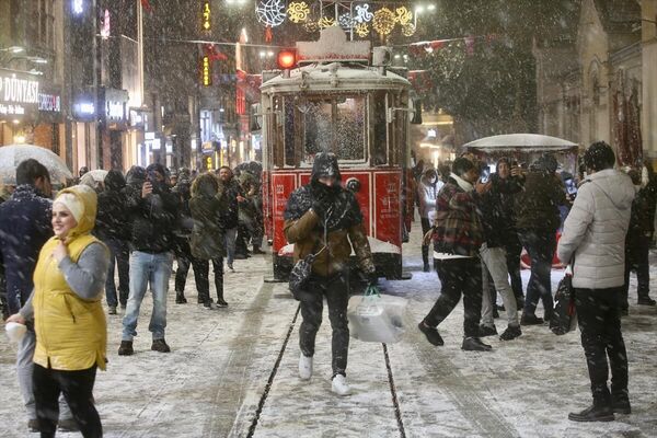 İstanbul'da kar yağışı Taksim Meydanı ve İstiklal Caddesi'nde etkili oldu - Sputnik Türkiye