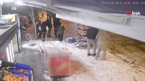 Esenyurt’ta kar nedeniyle kayganlaşan yolda direksiyon hakimiyetini kaybeden sürücü markete daldı  - Sputnik Türkiye