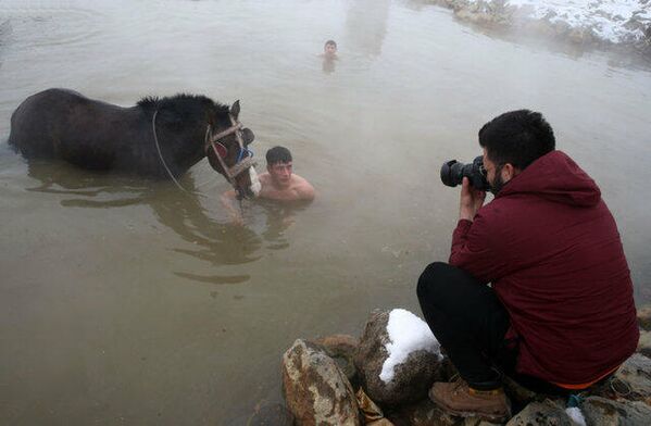 Farklı illerden kente gelen fotoğrafçılar, sıcak sudaki manda ve atların sırtından kaplıcaya dalış yapan gençleri de fotoğraf karelerine yansıtıyor. - Sputnik Türkiye