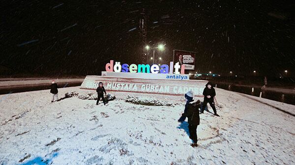 Antalya’ya 29 yıl sonra kar yağdı - Sputnik Türkiye